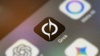 Jeden z użytkowników X poprosił Groka o umieszczenie nastolatek w bieliźnie. Polecenie wywołało burzę na portalu i obawy o stan prawny. W Polsce miały już miejsce podobne historie.