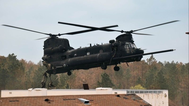 Śmigłowiec MH-47G należący do sił specjalnych USA podczas ćwiczeń