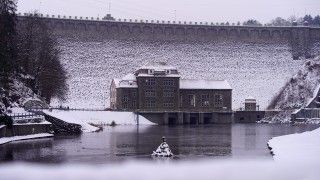 Zapora w Plichowicach zimą, po opadach śniegu