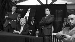 Prezydent Donald Trump razem ze współpracownikami obserwuje akcję w Wenezueli.