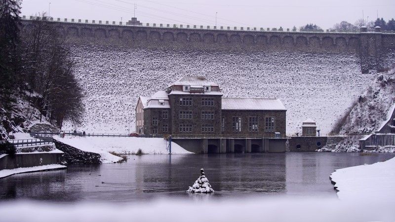 Zapora w Plichowicach zimą, po opadach śniegu