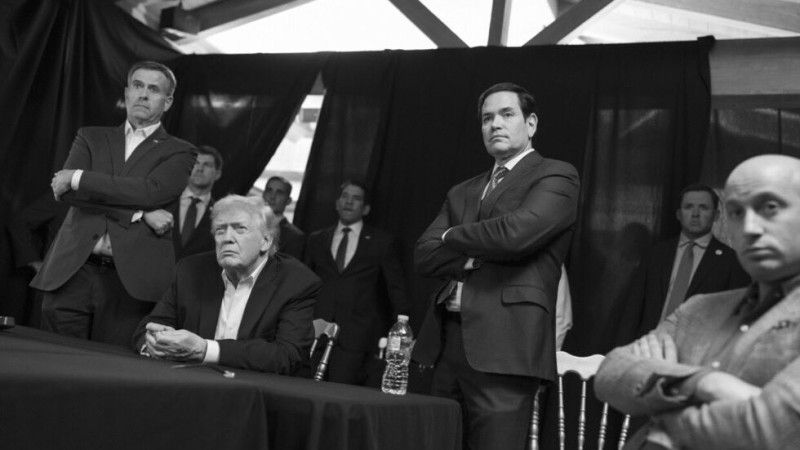 Prezydent Donald Trump razem ze współpracownikami obserwuje akcję w Wenezueli.