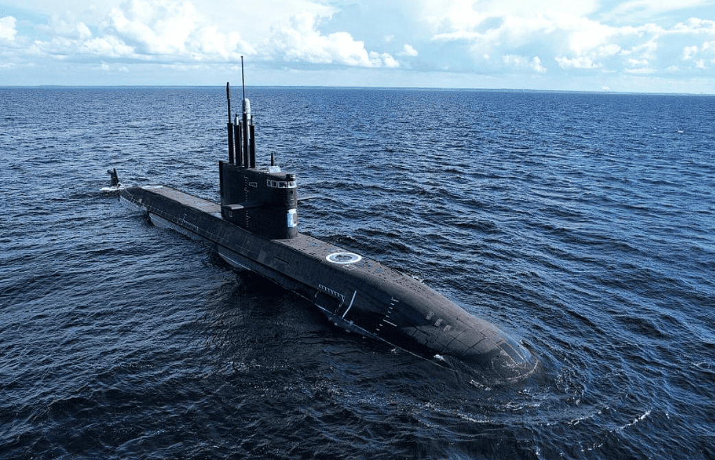 Rosja wysłała okręt podwodny w eskorcie tankowca „floty cieni” uciekającego przed USA