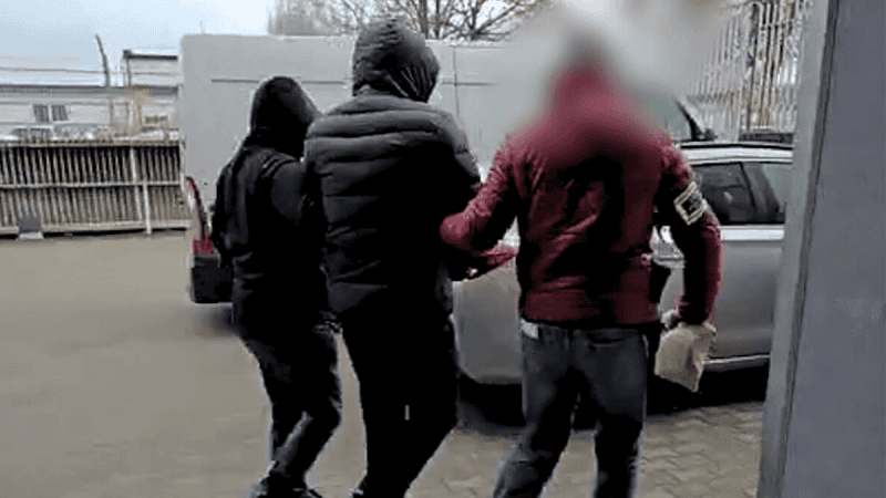 Zdjęcie z czynności CBZC: zatrzymanie hakera.