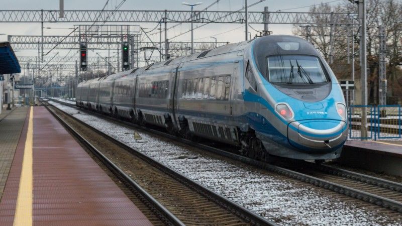 Brak zasięgu podczas jazdy pociągiem jest uciążliwy dla wielu pasażerów. Czy ten znany od lat węzeł gordyjski można w jakiś sposób rozsupłać?