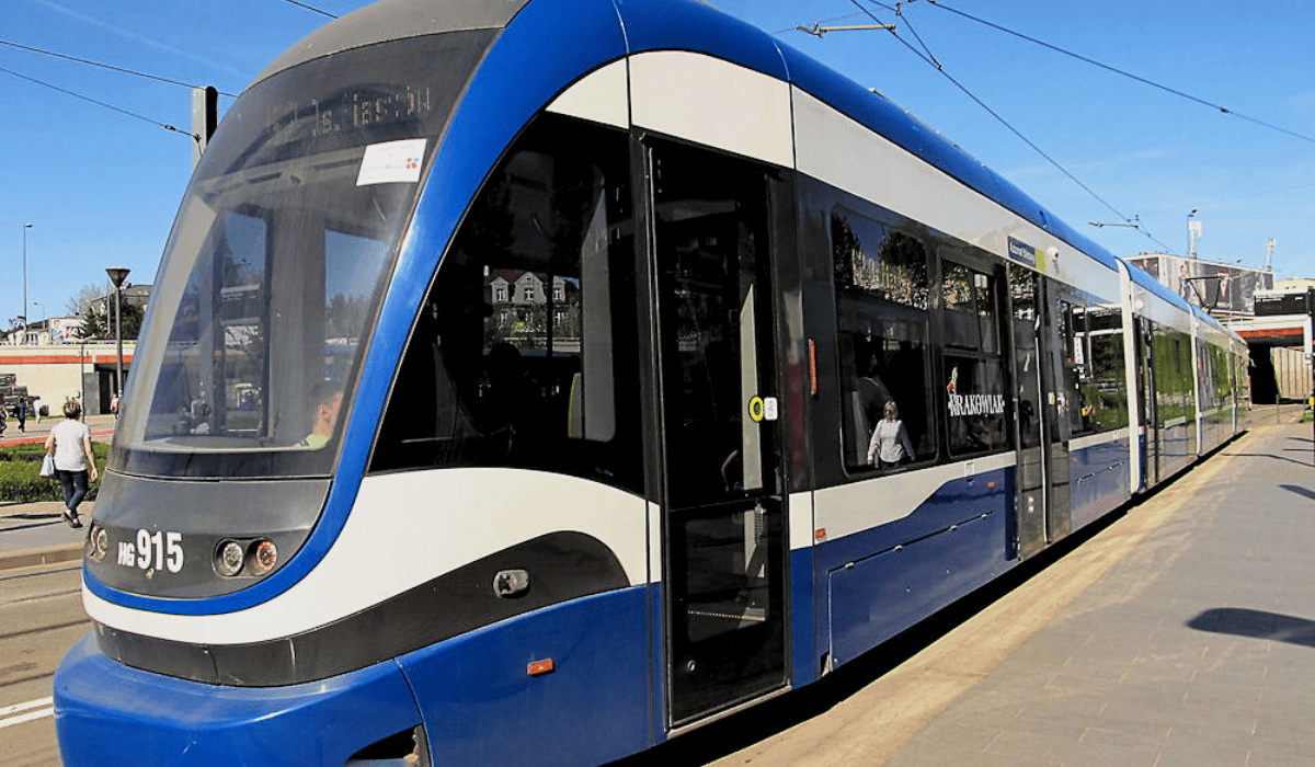 Koniec z głośnymi rozmowami w krakowskiej komunikacji. Kara za hałas w tramwajach i autobusach