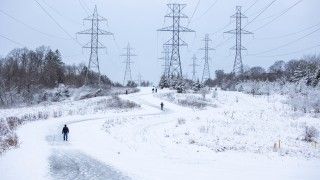 Sieć energetyczna w zimowym, zaśnieżonym krajobrazie