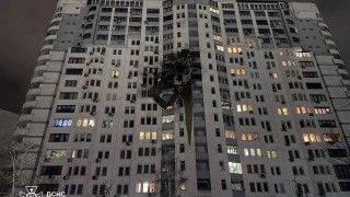 Skutki ataku Rosji na Kijów w nocy z 8 na 9 stycznia, uszkodzony blok mieszkalny.