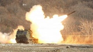 Amerykańska wyrzutnia M270A2 z 1-38 Pułk Artylerii Polowej podczas strzelań w Korei Południowej.