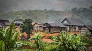 drewniane domy są zalewane w czasie ulewy