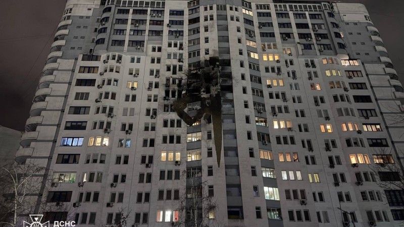 Skutki ataku Rosji na Kijów w nocy z 8 na 9 stycznia, uszkodzony blok mieszkalny.