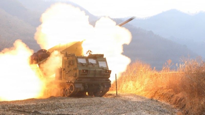 Amerykańska wyrzutnia M270A2 z 1-38 Pułk Artylerii Polowej podczas strzelań w Korei Południowej.