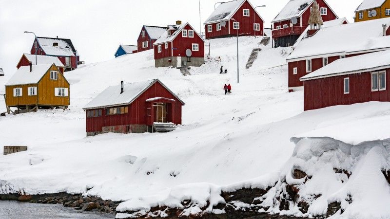 Czerwone domy na Grenlandii w śniegu.