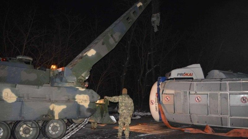 Węgierski wóz zabezpieczenia technicznego WiSENT 2 podczas podnoszenia cysterny. Do wypadku doszło na autostradzie nr 81.