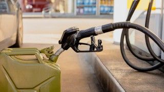 Nalewanie benzyny do kanistra na stacji benzynowej