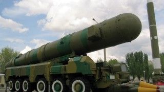 Będąca prawdopodobnie wzorem dla Oresznika, wyrzutnia rakiet balistycznych średniego zasięgu RSD-10 Pionier prezentowana w muzeum poligonu Kapustin Jar