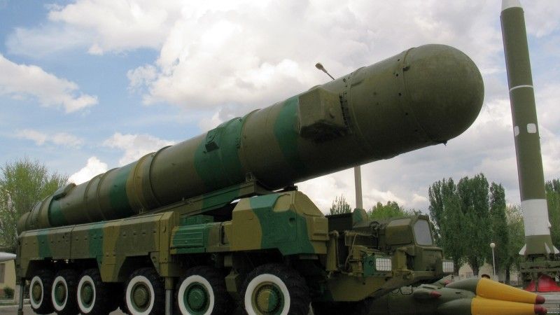 Będąca prawdopodobnie wzorem dla Oresznika, wyrzutnia rakiet balistycznych średniego zasięgu RSD-10 Pionier prezentowana w muzeum poligonu Kapustin Jar