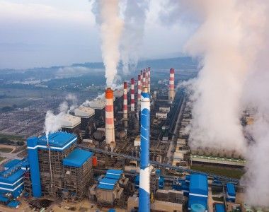 z kominów unosi się dym