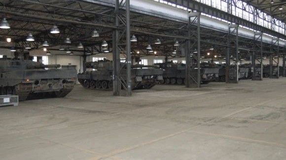 Leopard 2A5 main battle tanks at Wojskowe Zakłady Motoryzacyjne S.A.