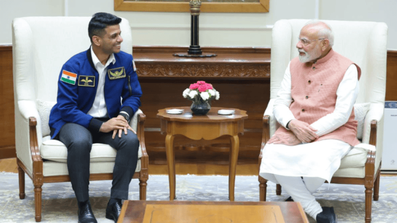 Premier Indii Narendra Modi rozmawia z astronautą Shubhanshu Shuklą.