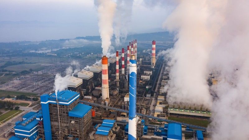 z kominów unosi się dym