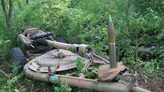 Ukraińska haubica L119 kal. 105 mm wraz z pociskiem.