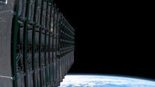 Widok z satelit Starlink na orbicie okołoziemskiej.