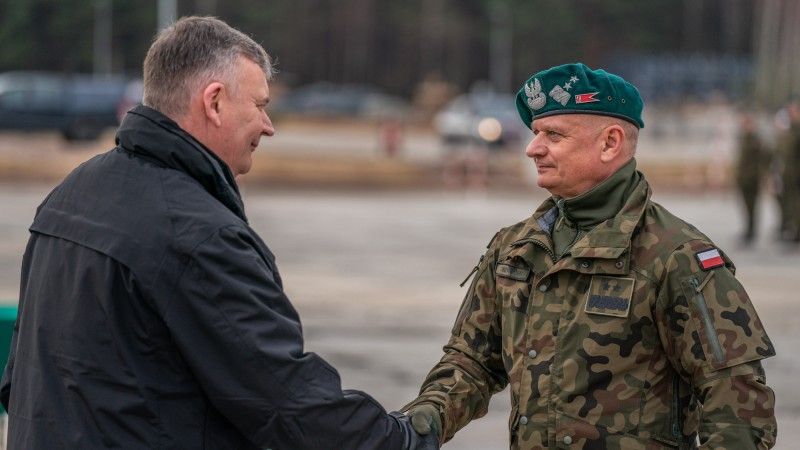 Gen. dyw. Arkadiusz Szkutnik (po prawej) podczas zmiany dowodzenia operacji Bezpieczne Podlasie, z wiceministrem obrony Pawłem Bejdą