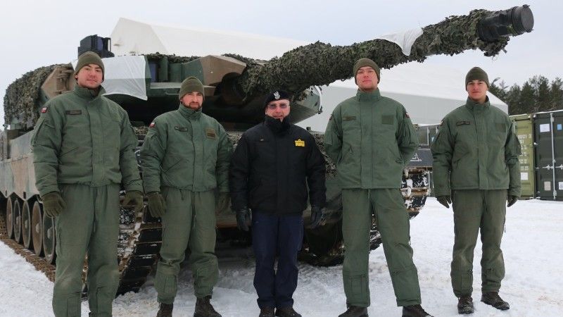 Zastępca Dowódcy Operacyjnego, Wiceadmirał Piotr Nieć podczas wizytacji PKW Łotwa