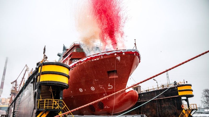 Chrztu okrętu Henryk Zygalski dokonano rozbijając butelkę szampana o jego burtę.