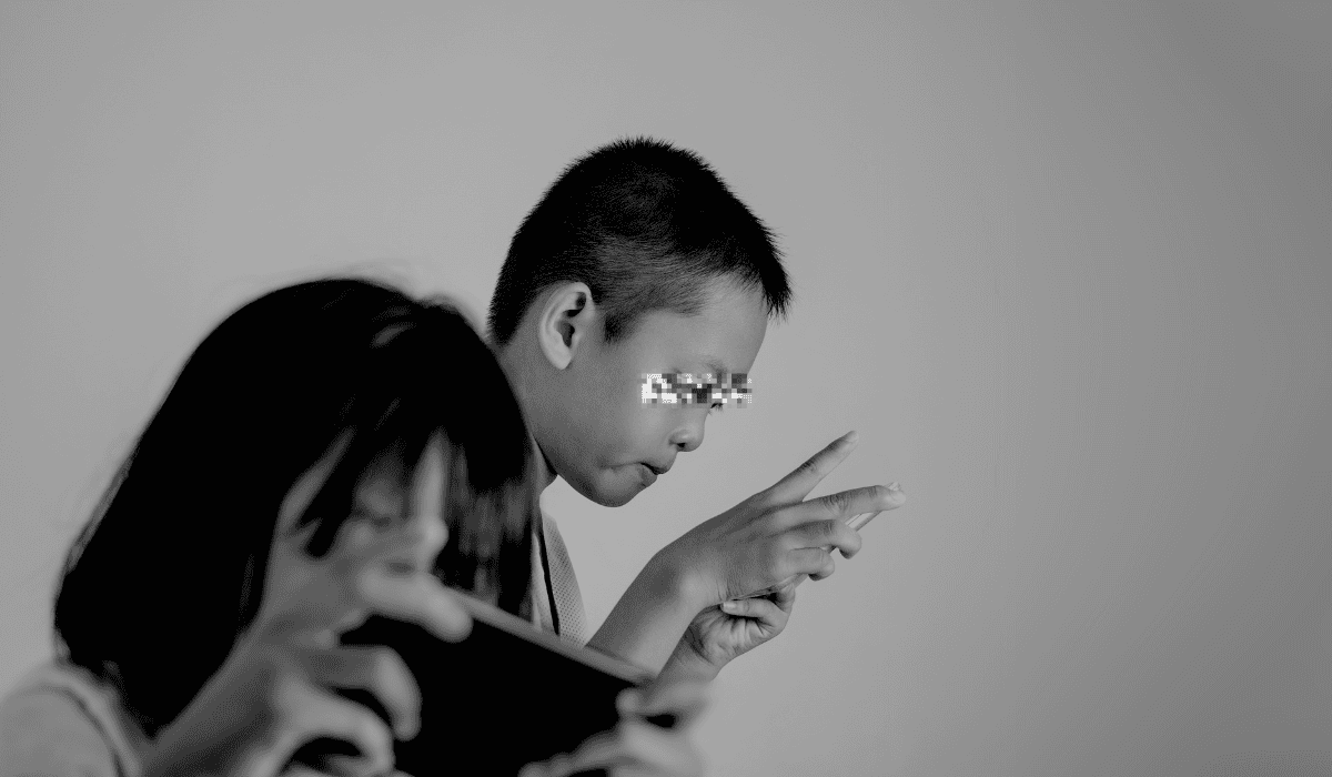 Przerażające zjawisko w internecie. Sieć 764 zmusza dzieci do tortur i samookaleczeń. FBI podnosi alarm