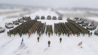 Uczestnicy szkolenia FORGE na Łotwie na poligonie w Ādaži