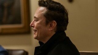 xAI zdecydowało się na zablokowanie możliwości rozbierania osób na zdjęciach przez Groka. Sam Elon Musk twierdzi, że "nie ma informacji" o deepnude z małoletnimi stworzonymi przez chatbota.