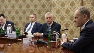 Premier Donald Tusk podczas spotkania dotyczącego cyberataków na infrastrukturę energetyczną 15.01.2026