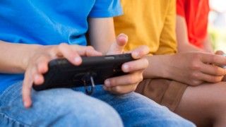 Prokuratura zmieniła zdanie w sprawie wygenerowania deepnude z niepełnoletnią uczennicą - poinformowało UODO. Śledztwo zostanie wszczęte na nowo.