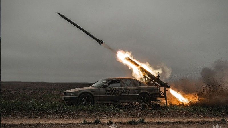 BMW Serii 7 (w karoserii E38) przerobione na wieloprowadnicową wyrzutnię rakiet przez ukraińską 114. Brygadę Piechoty.