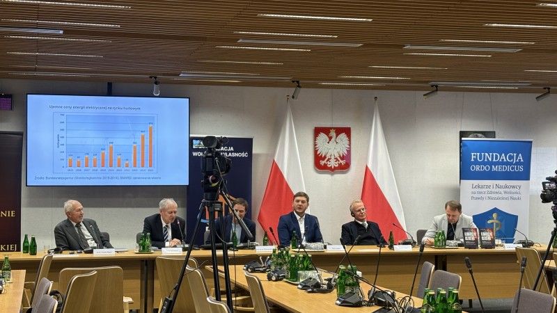 Konferencja „Czy człowiek ma wpływ na zmianę klimatu” w Sejmie RP 14.01.2026 r.
Od lewej: dr inż. Tomasz Wójcik, dr inż. Jan Kubicki, prof. dr hab. inż. Ziemowit Malecha, mgr inż. Piotr Grądzik, dr Stefan Uhlig, dr Mariusz Błochowiak