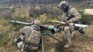 Operatorzy JW GROM podczas strzelania z działa bezodrzutowego SPG-9.