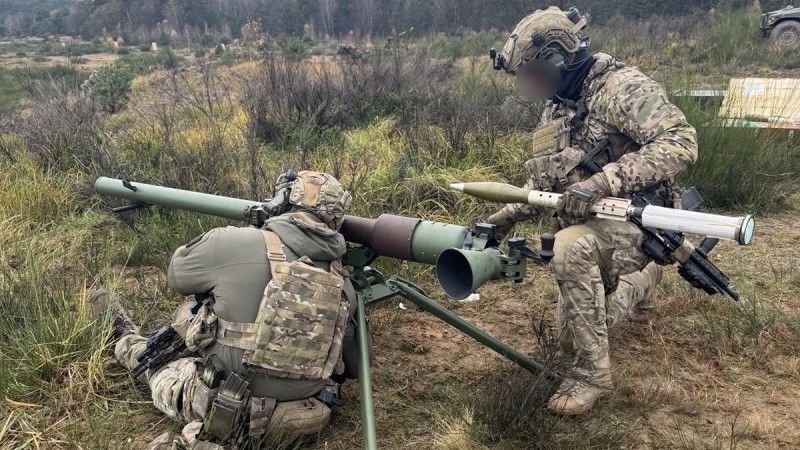 Operatorzy JW GROM podczas strzelania z działa bezodrzutowego SPG-9.