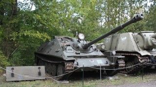 Działo samobieżne ASU-85 w zbiorach Muzeum Polskiej Techniki Wojskowej, przed poddaniem go renowacji.