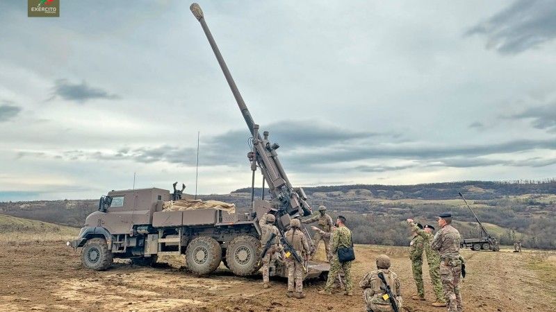 Portugalscy żołnierze podczas zapoznawania się z francuskimi armatohaubicami CAESAR.