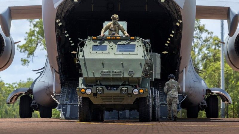 Australijska wieloprowadnicowa wyrzutnia rakietowa M142 HIMARS.