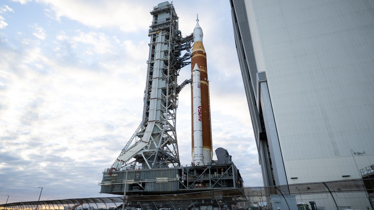 Rakieta SLS na platformie. NASA szykuje misję Artemis II