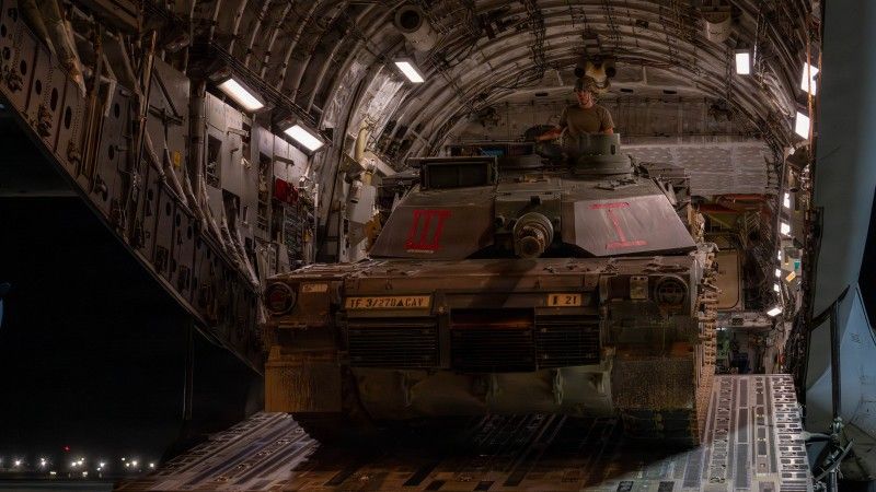 Czołg podstawowy M1A2SEPv3 w trakcie załadunku na pokład samolotu transportowego C-17A.