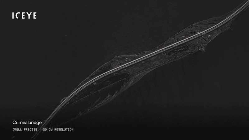 Most Krymski zobrazowany przez satelitę radarowego ICEYE.