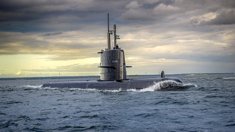 Szwedzki okręt podwodny HMS „Halland” (typu Gotland, projektu A19) wychodzi w morze z portu wojennego w Karlskronie. W 2025 roku w stoczni Saab Kockums zakończono remont główny i modernizację jednostki.