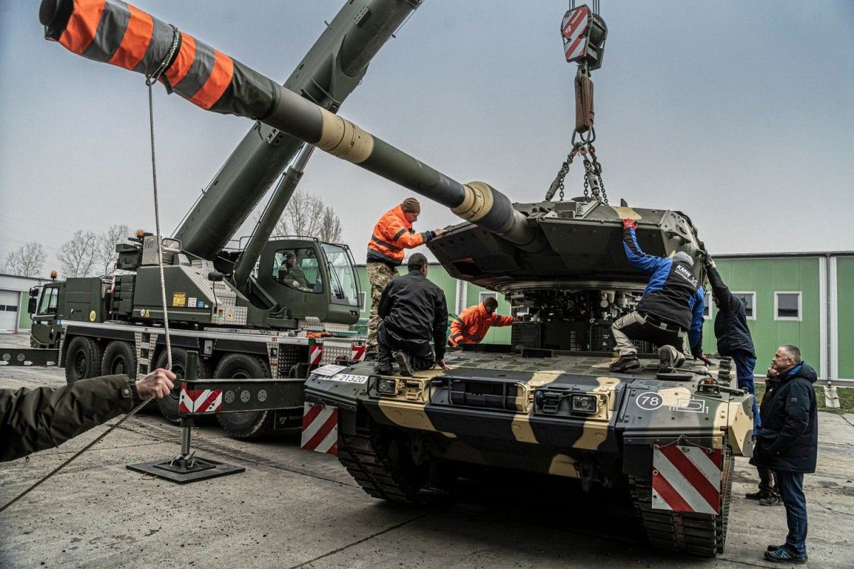 Węgrzy ćwiczą naprawę Leoparda 2