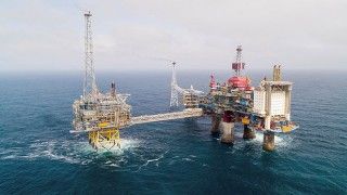 Platforma wydobywcza Orlenu na morzu.