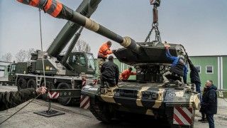 Węgierski Leopard 2A7HU podczas prac serwisowych.