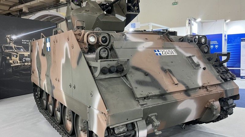 Propozycja modernizacji greckich transporterów M113 do standardu bojowego wozu piechoty przez firmę Vippon na targach DEFEA 2025.